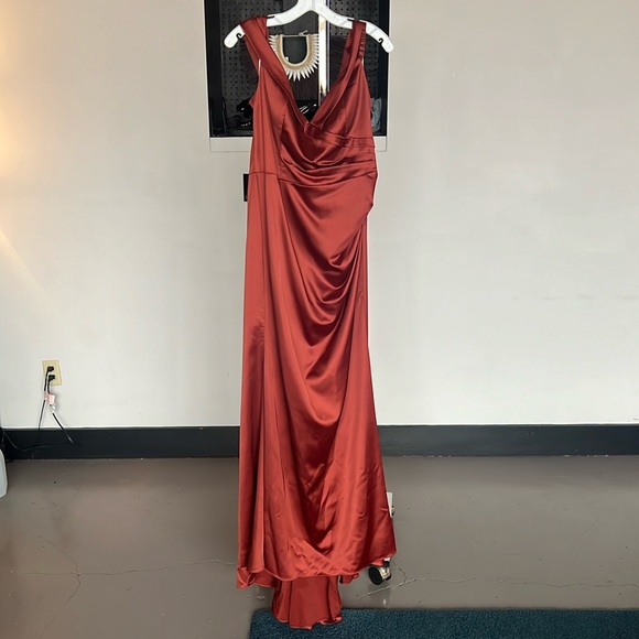 Elegant David’s Bridal Dress - Picture 3 of 5